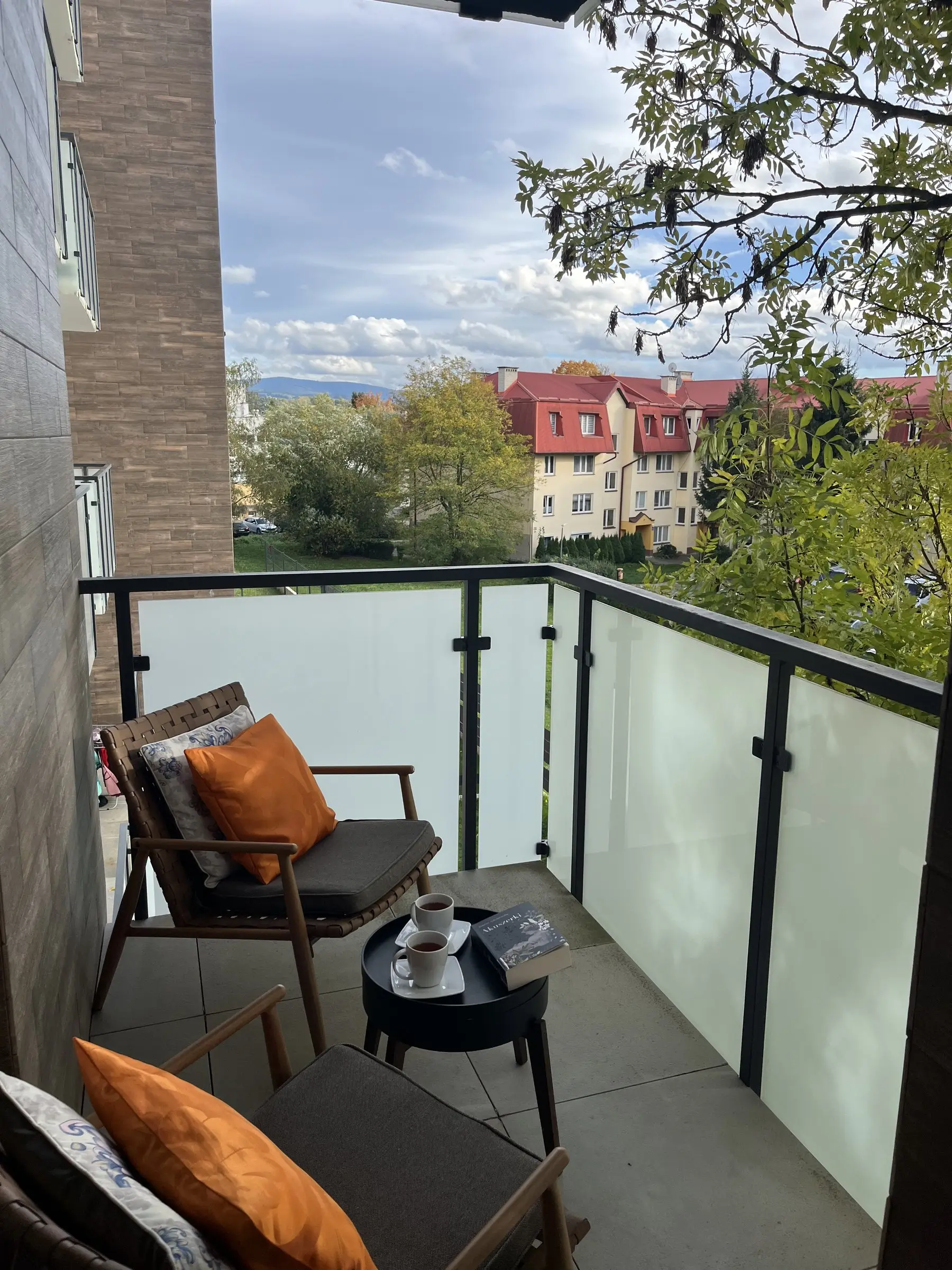 Balkon w otoczeniu drzew