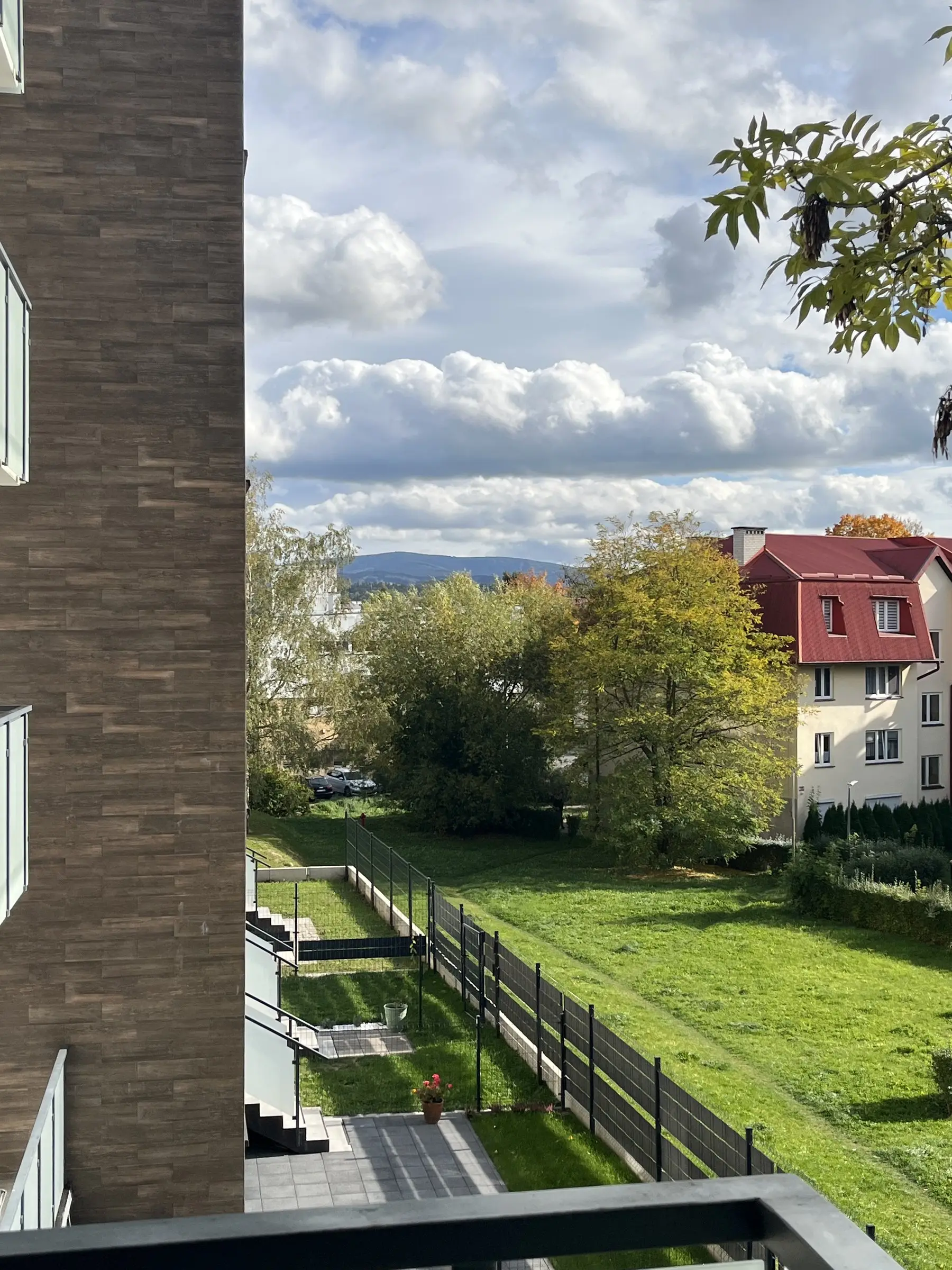 Widok z balkonu na ogród i wzgórza