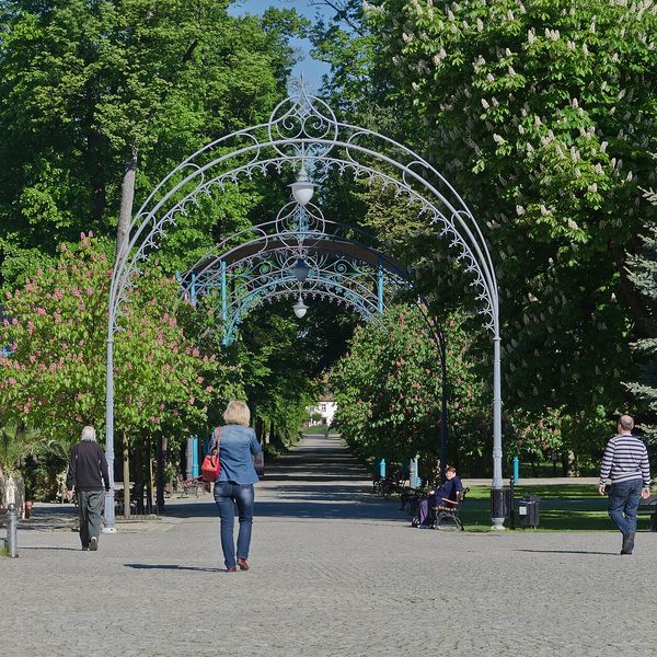 Aleja z żeliwnymi łukami w Parku Zdrojowym w Kudowie-Zdroju