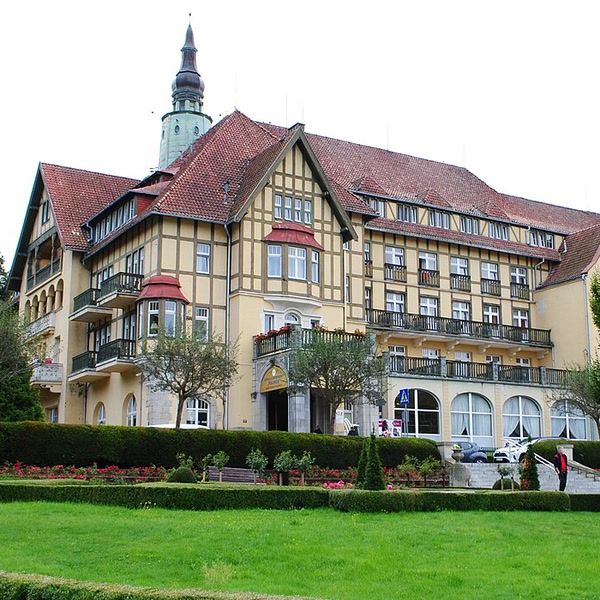 Dawny Dom Zdrojowy, dziś Sanatorium Polonia, w którym mieści się Teatr Zdrojowy